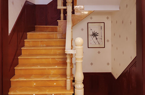 长葛中式别墅室内汉白玉石楼梯的定制安装装饰效果