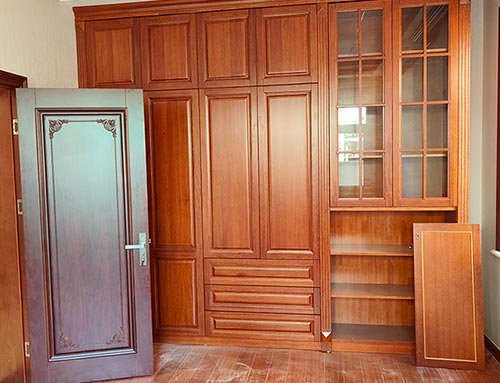 长葛中式家庭装修里定制的实木衣柜效果图
